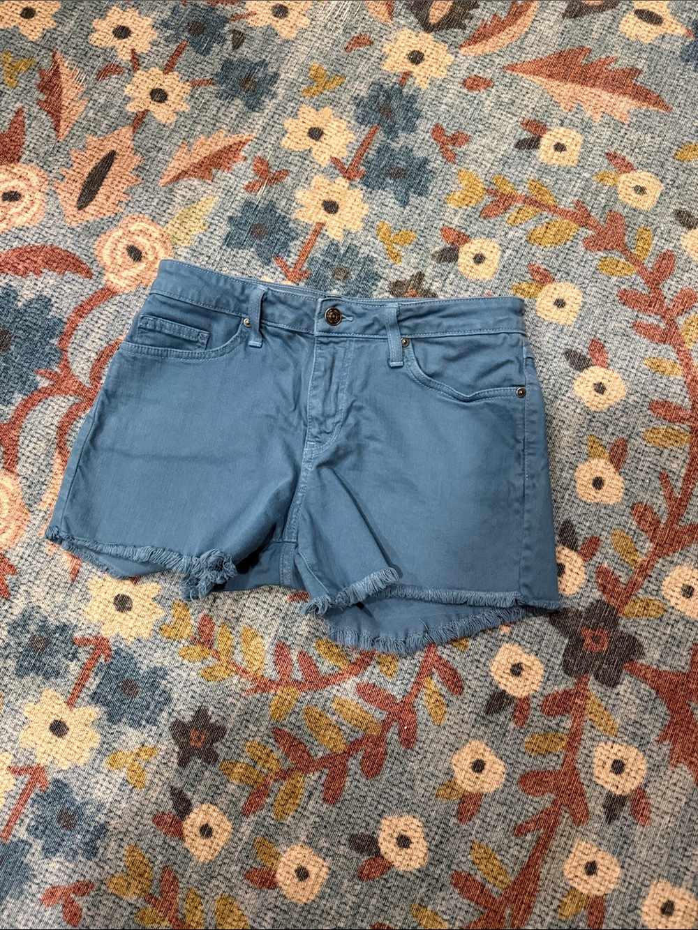 Just black • blue denim shorts